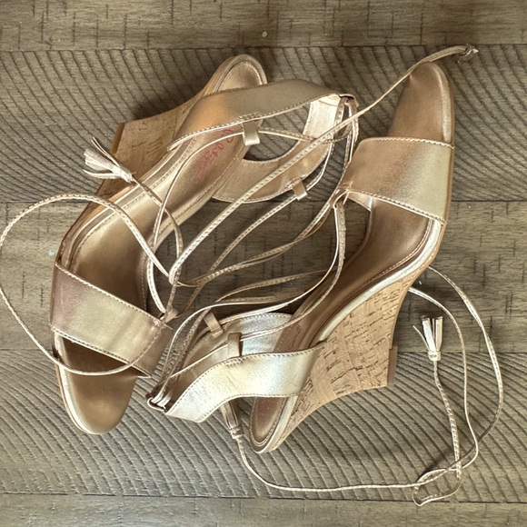 Lilly Pulitzer Wedge LaceUp Leather Sandal|Metallic|Flecked Cork Heel|Size 8|EUC - Picture 4 of 9